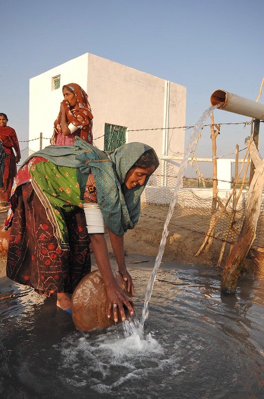 Women fetch water from the artesian well in Pakistan. Photo: Caroline Suzman / World Bank