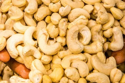  A handful of cashews. Photo: Arne Hoel/World Bank