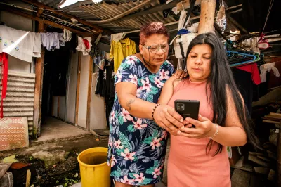 Luz and her daughter-in-law Sonia are going through the required motions to receive Luz’s ‘solidarity bonus’, and are checking her mobile phone to obtain the payment authorisation code.