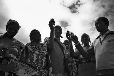 Kenyans show their mobile phones. Photo by Jay Bendixen.